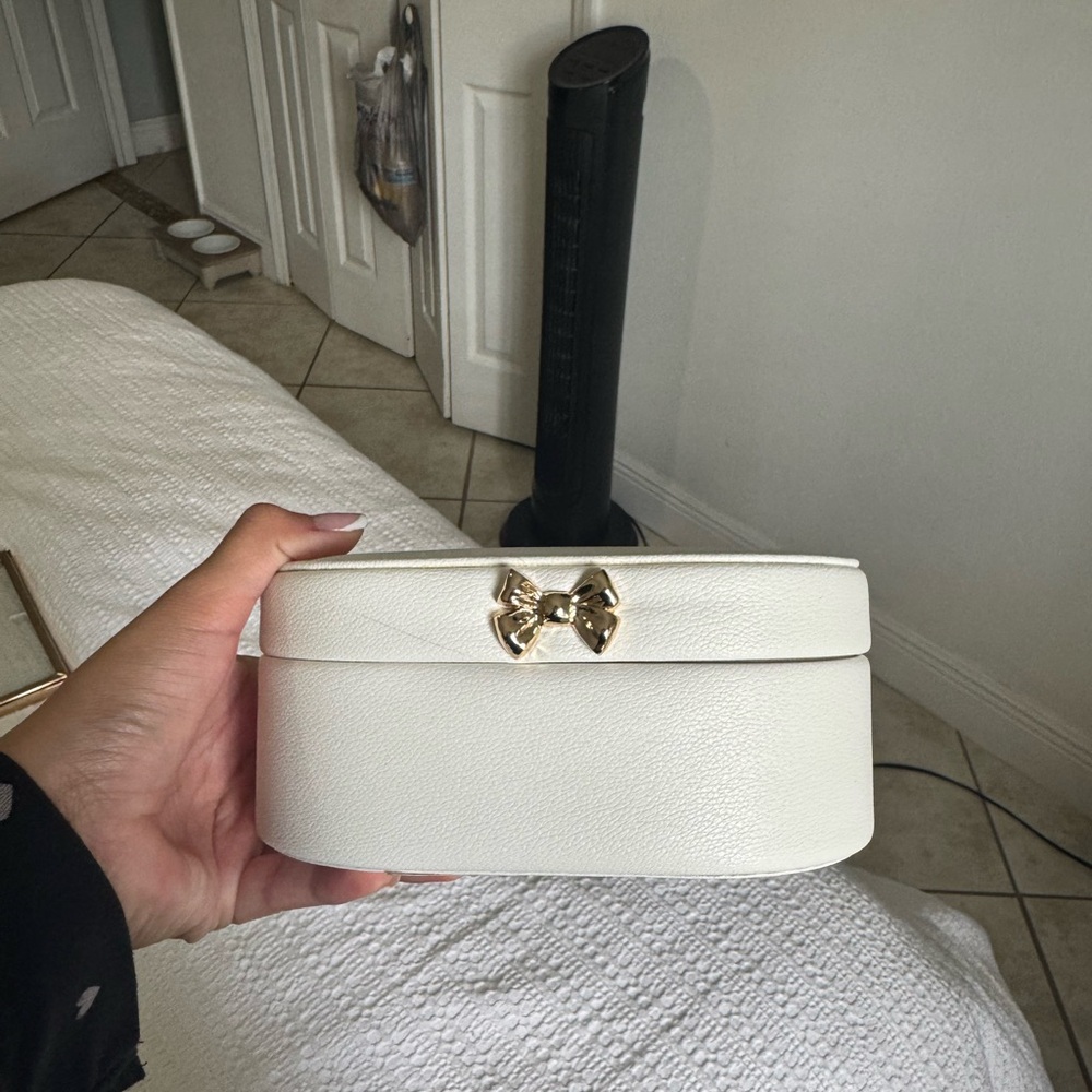 Elegant White Bow-Accent Women's Bag